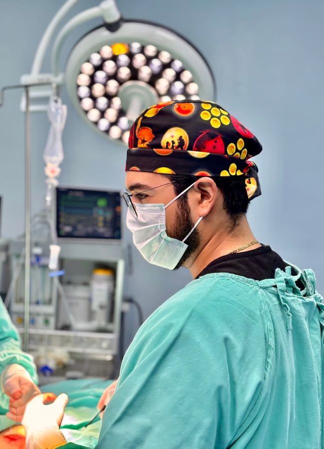 El Dr. Olaf Bautista en quirófano durante una cirugía