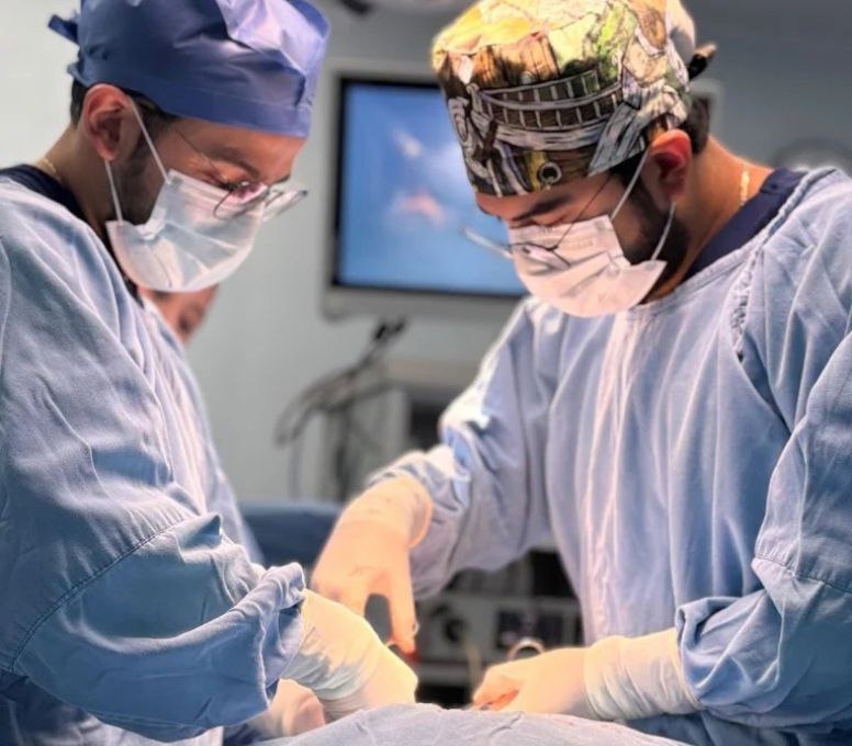 Equipo quirúrgico del Dr. Olaf Bautista durante una cirugía abdominal